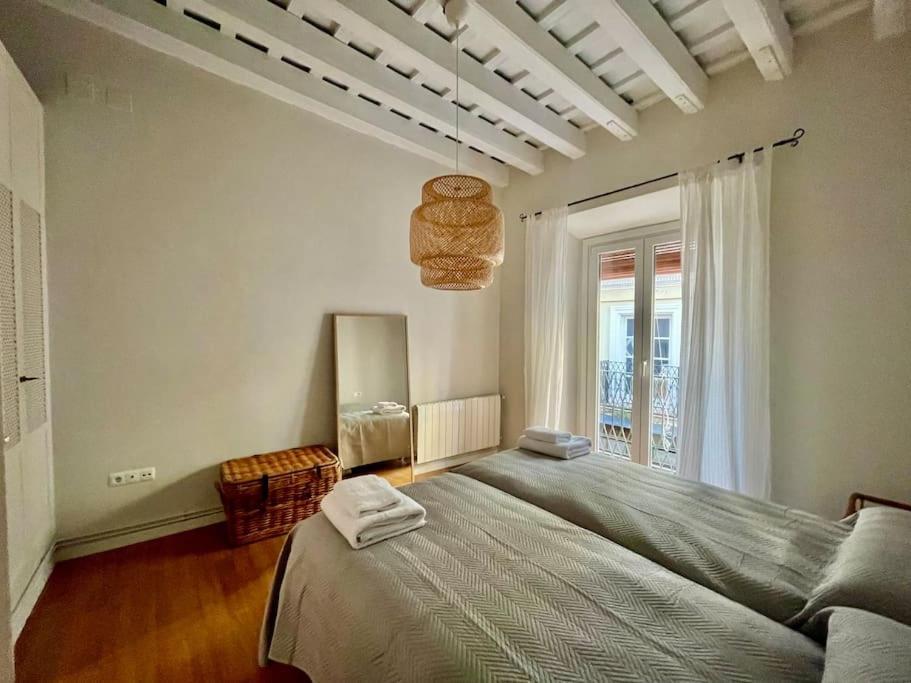 7r Charming Downtown Apartment